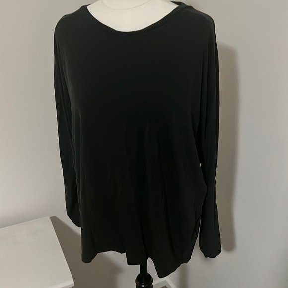 DECJUBA Tops - Split sleeve decujba black top